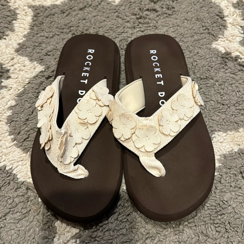 Brand New!! Rocket Dog flip flops size 7